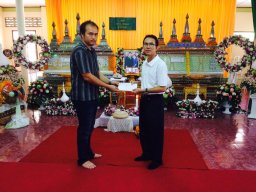 ผู้จัดการสหกรณ์ฯ มอบเงินค่าช่วยเหลือศพ นางรจนวรรณ รัตนะ