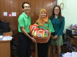 ผู้จัดการสหกรณ์ออมทรัพย์ครูนราธิวาส จำกัด มอบกระเช้าปีใหม่แก่ผู้อำนวยการ สพม.15