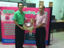 ผู้จัดการสหกรณ์ออมทรัพย์ครูนราธิวาส จำกัด มอบกระเช้าปีใหม่แก่ผู้อำนวยการ สกสค.